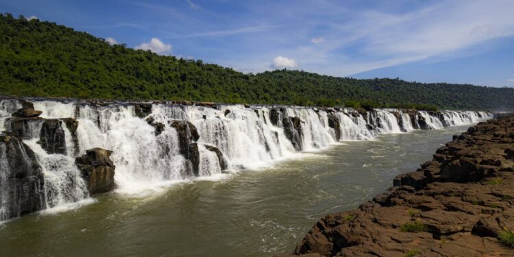 Cachoeira mais comprida do mundo com 1.800 metros fica na fronteira entre Brasil e Argentina