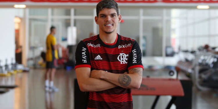 Flamengo diz não por Ayrton Lucas e Santos tenta contratar outro lateral