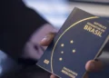 Sem passaporte, nem visto: brasileiros podem emitir novo documento que garante acesso a 9 países