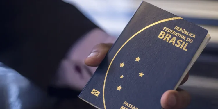 Sem passaporte, nem visto: brasileiros podem emitir novo documento que garante acesso a 9 países