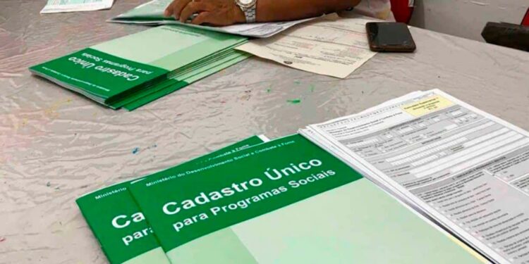 Governo libera benefício mensal de R$ 600 para brasileiros que fazem inscrição no CadÚnico