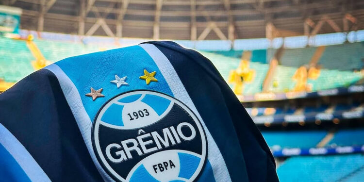 Grêmio vende atacante por R$ 11,8 milhões e encaminha a chegada de meio-campista