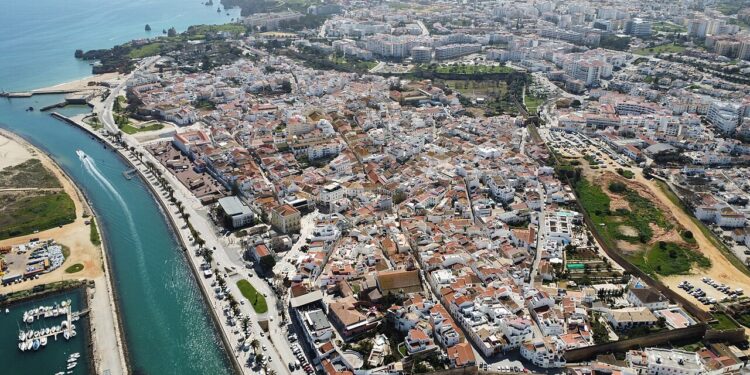 Um dos principais destinos turísticos faz megaoperação para salvar praias e movimenta 2,2 milhões de toneladas de areia em Portugal