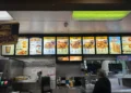Uma das redes de fast-food mais famosas está fechando 10 lojas e vendendo outras 49 neste estado