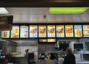 Uma das redes de fast-food mais famosas está fechando 10 lojas e vendendo outras 49 neste estado