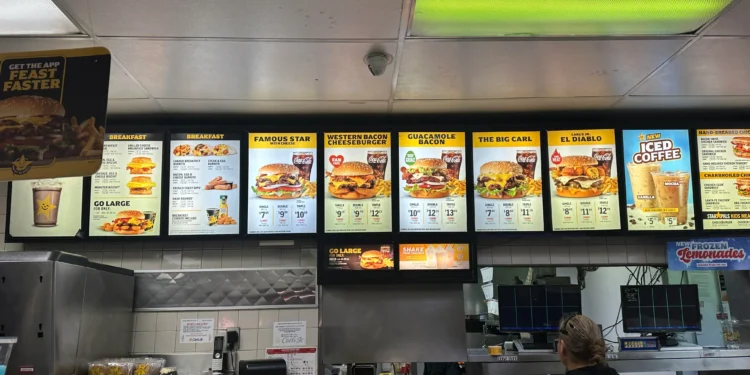 Uma das redes de fast-food mais famosas está fechando 10 lojas e vendendo outras 49 neste estado