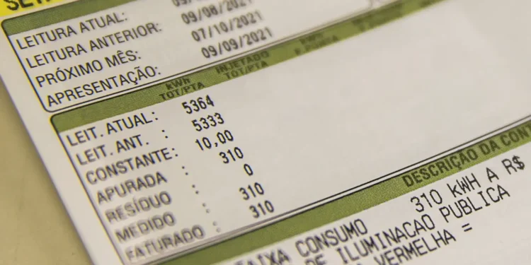 Famílias brasileiras vão sofrer aumento de 14,97% na conta de luz