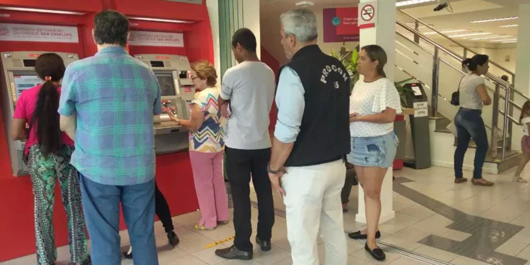 Regra das filas em banco garante vantagem exclusiva para idosos acima de 80 anos