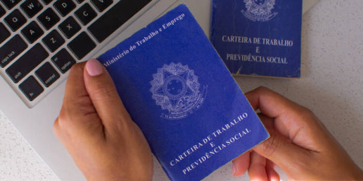 Trabalhadores CLT têm direito a auxílio extra de R$ 600 por mês