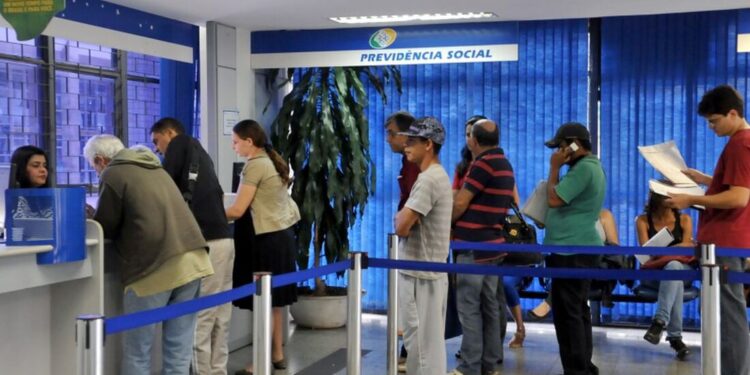 Como funciona a revisão da aposentadoria para aumentar o valor pago pelo INSS