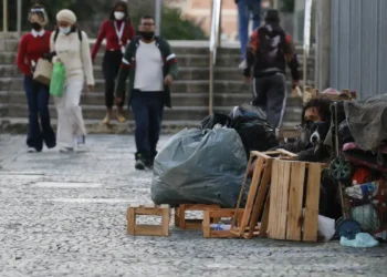 7º país mais rico do mundo com PIB de R$ 16,6 trilhões tem 330 mil moradores de rua