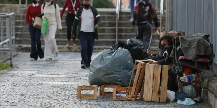 7º país mais rico do mundo com PIB de R$ 16,6 trilhões tem 330 mil moradores de rua