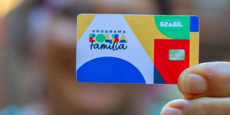 Beneficiários do Bolsa Família de todas as idades podem passar a receber R$ 1.621