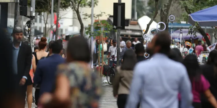 Governo oficializa a antecipação da aposentadoria para trabalhadores com mais de 55 anos de idade neste país