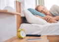Idosos conseguem dormir 2x mais rápido quando usam pijamas com este tecido, apontam cientistas