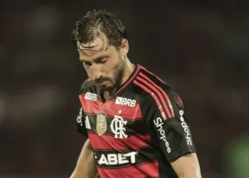 Enquanto Vinã está com os dias contados, Flamengo encaminha assinatura com lateral-esquerdo