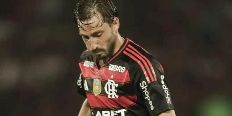 Enquanto Vinã está com os dias contados, Flamengo encaminha assinatura com lateral-esquerdo