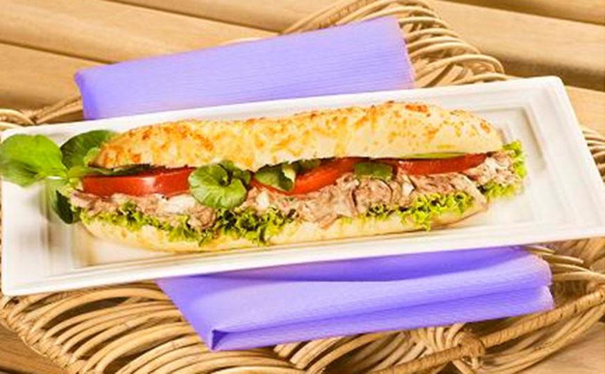 Minibaguete com carne desfiada
