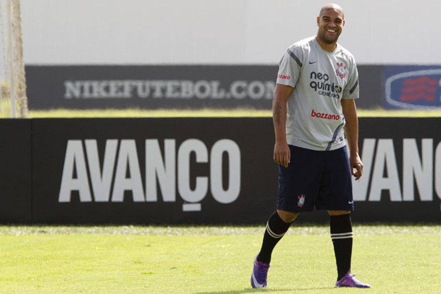 Adriano perde três quilos e reanima comissão do Timão