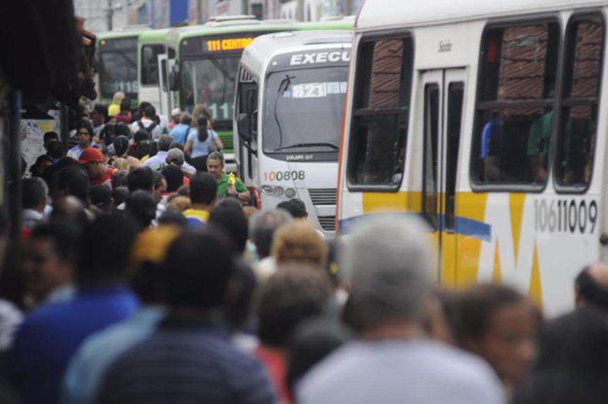 SMTU fiscaliza ônibus no Centro de Manaus