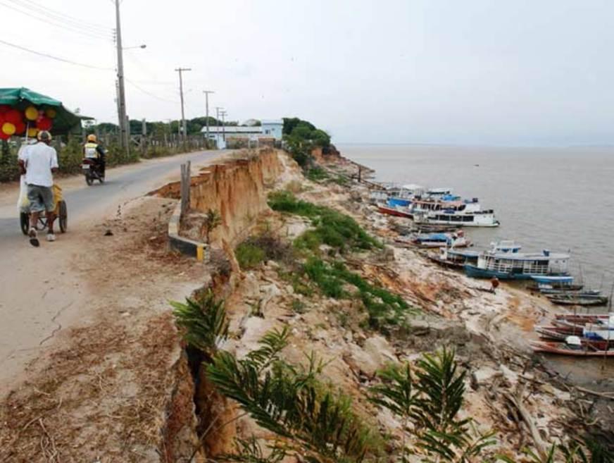 Fenômeno de ‘terras caídas’ volta a ameaçar orla de Parintins, no Amazonas