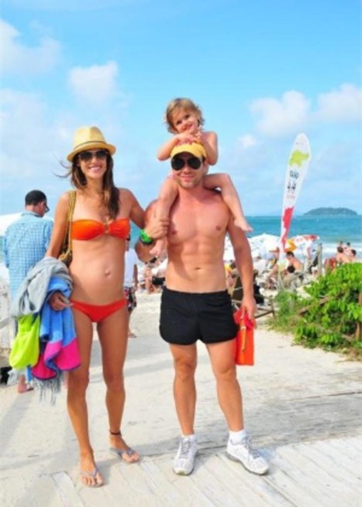 Top Alessandra Ambrósio exibe barriguinha em Florianópolis