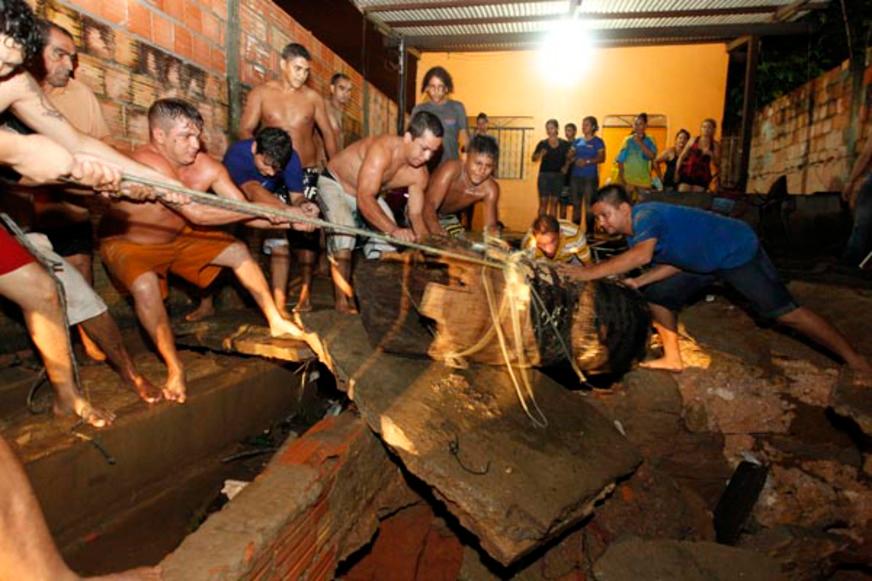 Bueiro explode e causa estragos na Zona Oeste de Manaus