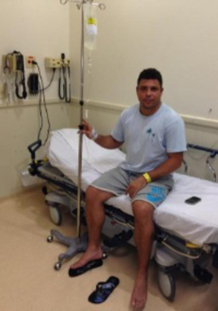 Ronaldo revela no Twitter que está com dengue e que ficou internado