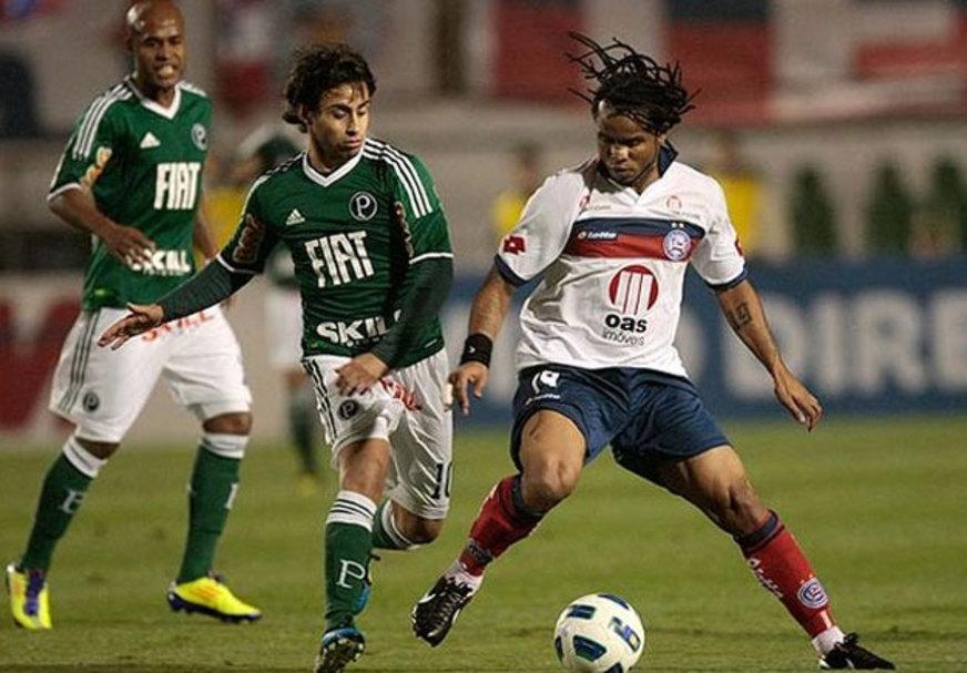 Púbis afasta Carlos Alberto do Palmeiras