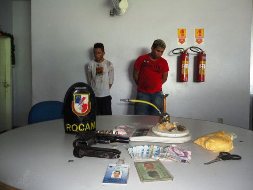 Dupla é presa com arma e droga, na Zona Leste de Manaus