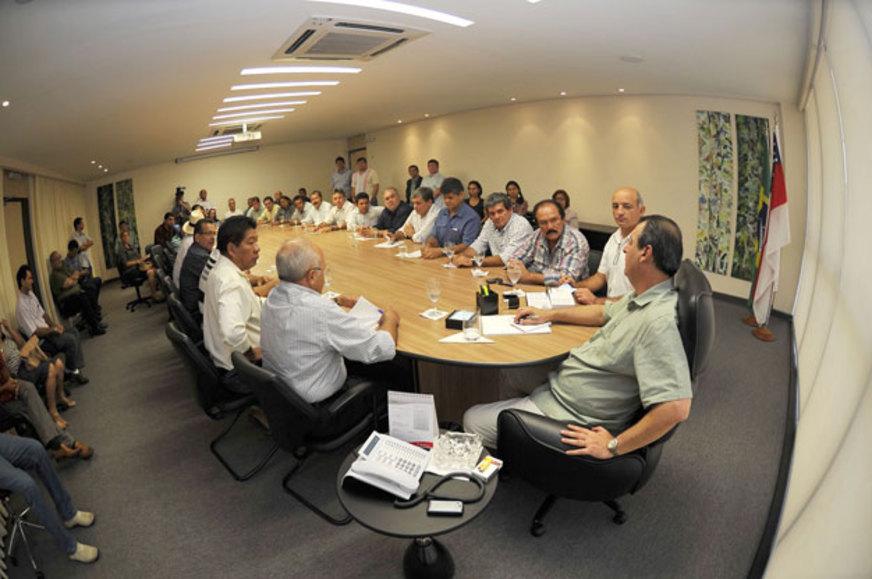 Governador do Amazonas fecha agenda de reuniões com prefeitos do interior
