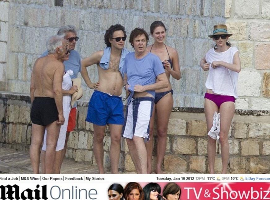 Paul McCartney passa férias com família e amigos na Jamaica