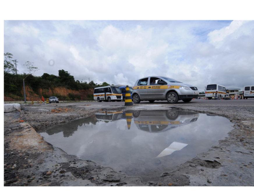 Buracos tomam conta de garagens do Complexo de Treinamento do Detran em Manaus