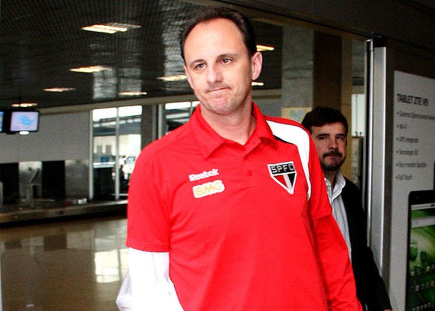 Cirurgia no ombro direito de Rogério Ceni é bem-sucedida