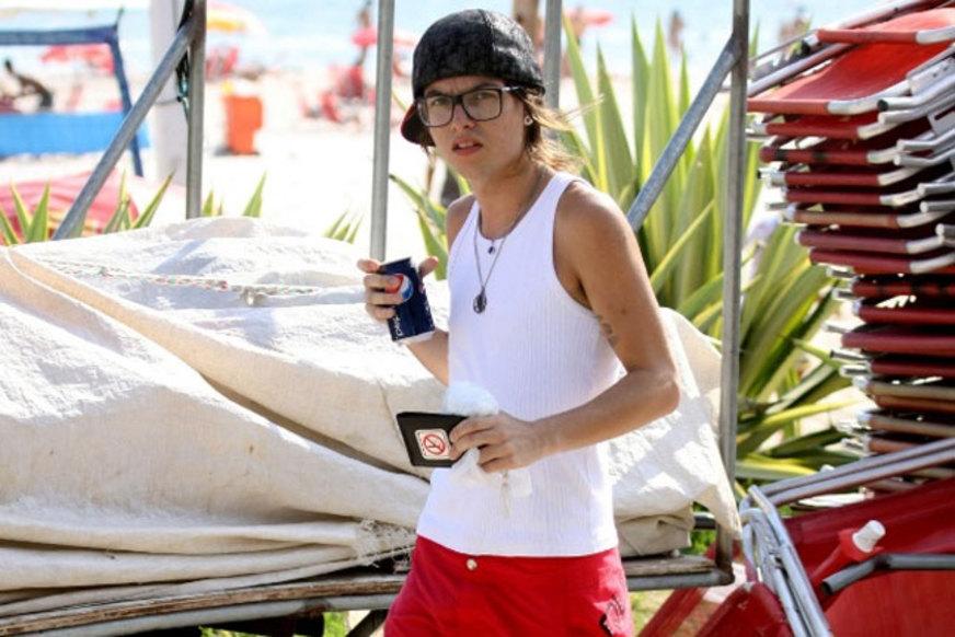 Vocalista da banda Restart se irrita com fã