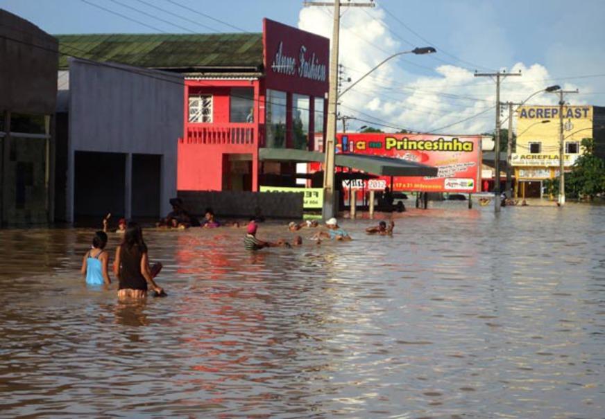 Representantes do Amazonas pedirão apoio a ministério para municípios prejudicados pela cheia