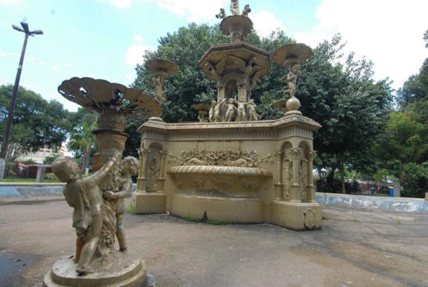 Chafarizes são esquecidos em Manaus