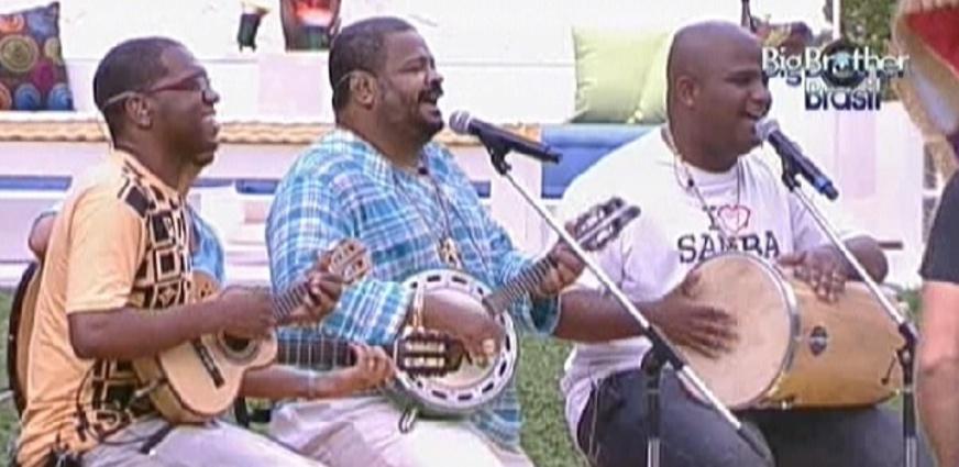 Brothers são surpreendidos com show de Arlindo Cruz durante a tarde