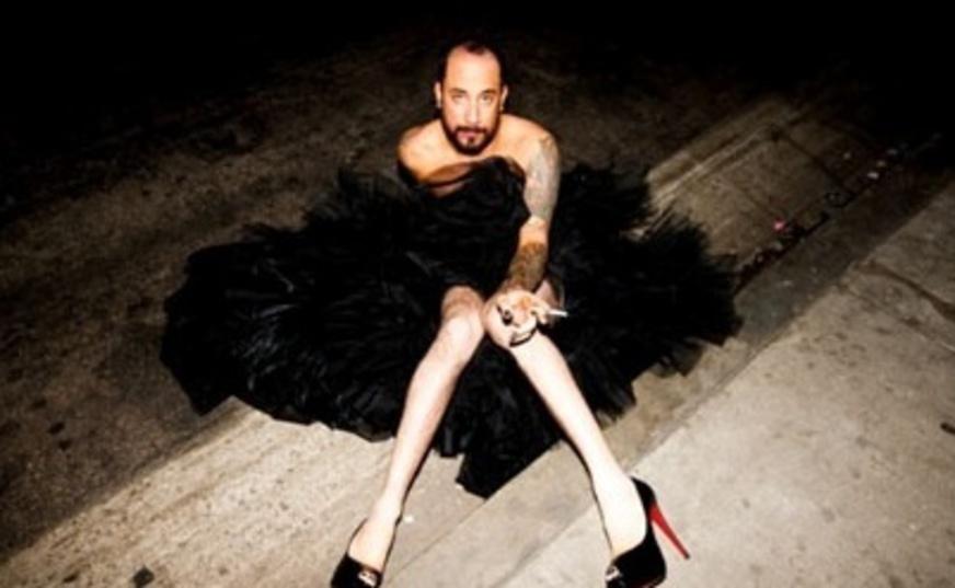 AJ Mclean posa vestido de mulher para o fotógrafo Tyler Shields