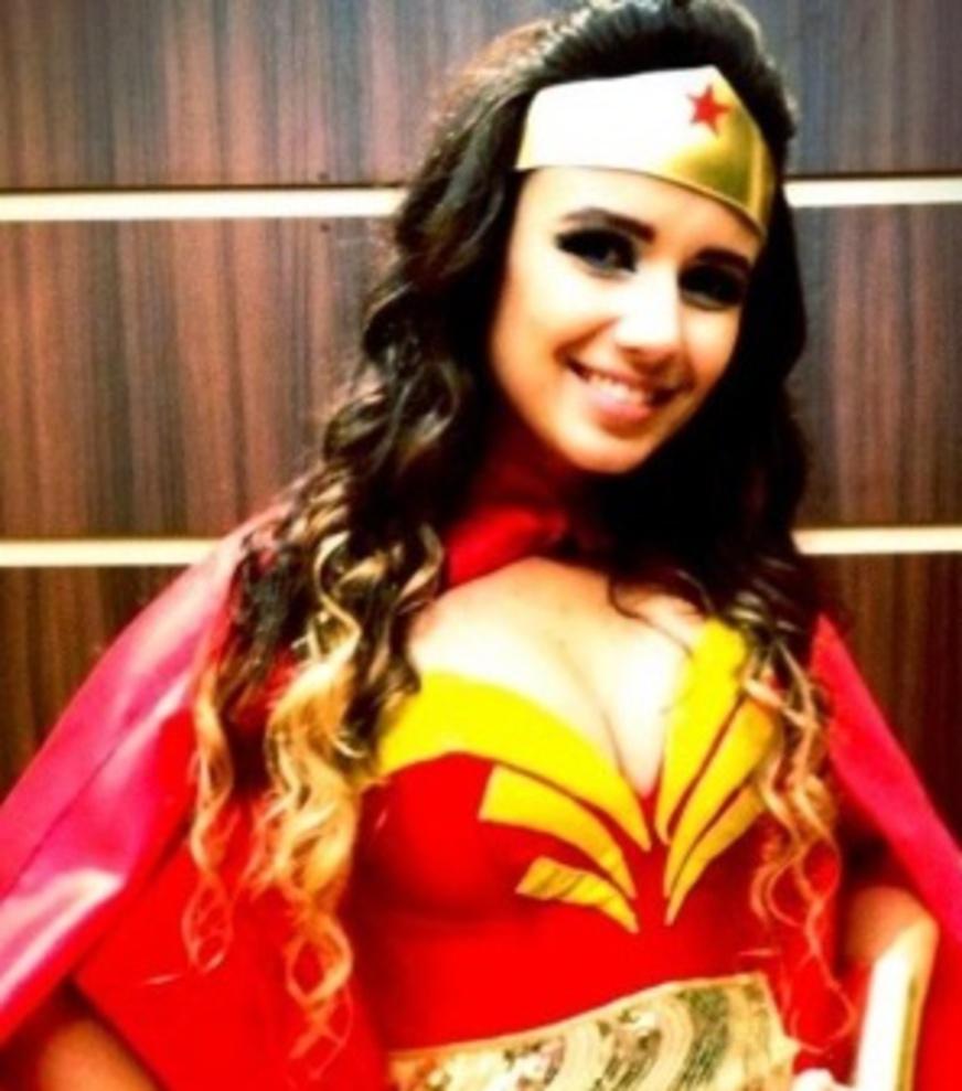 Paula Fernandes se veste de Mulher Maravilha