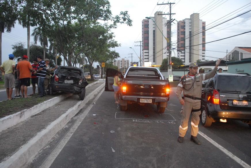 Acidente deixa trânsito lento no V-8