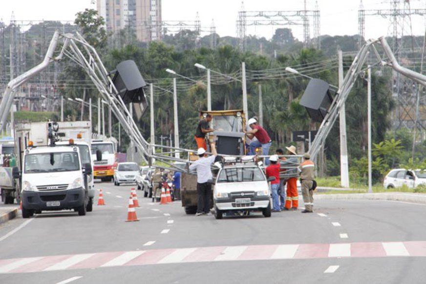 Caminhão destrói lombada eletrônica em Manaus
