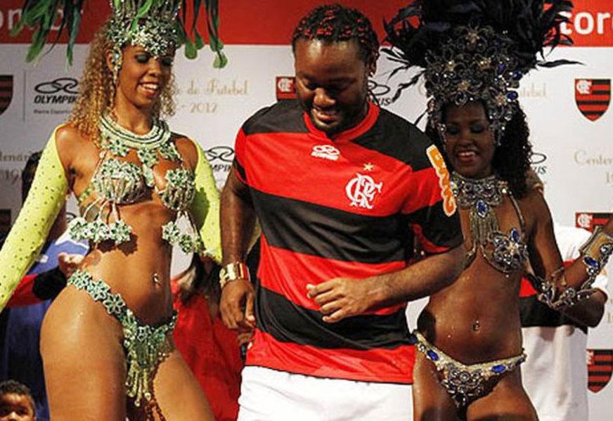 Flamengo apresenta novo uniforme ao som de samba