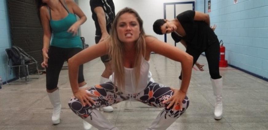 Ellen Roche ensaia para reproduzir coreografia de Lady Gaga em programa