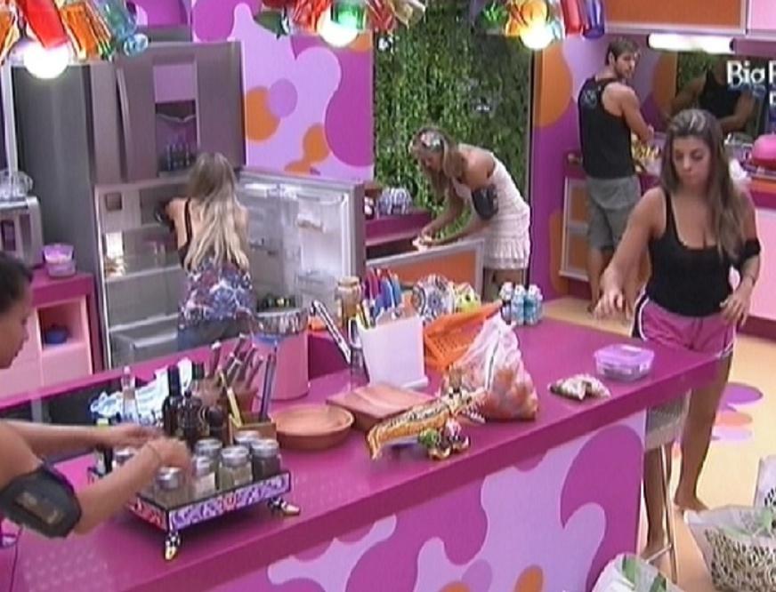 Brigas e silêncio marcam manhã após paredão no BBB 12