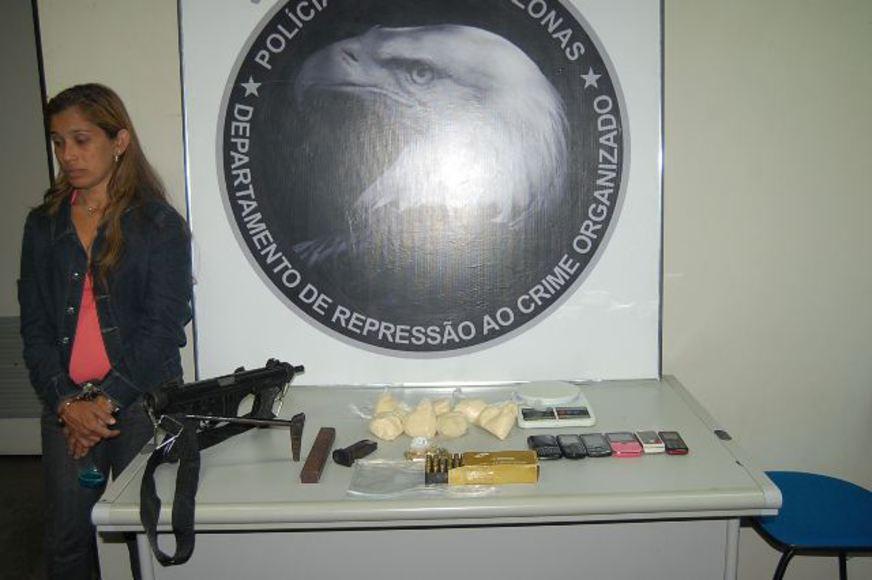 Esposa de traficante é presa com drogas e metralhadora