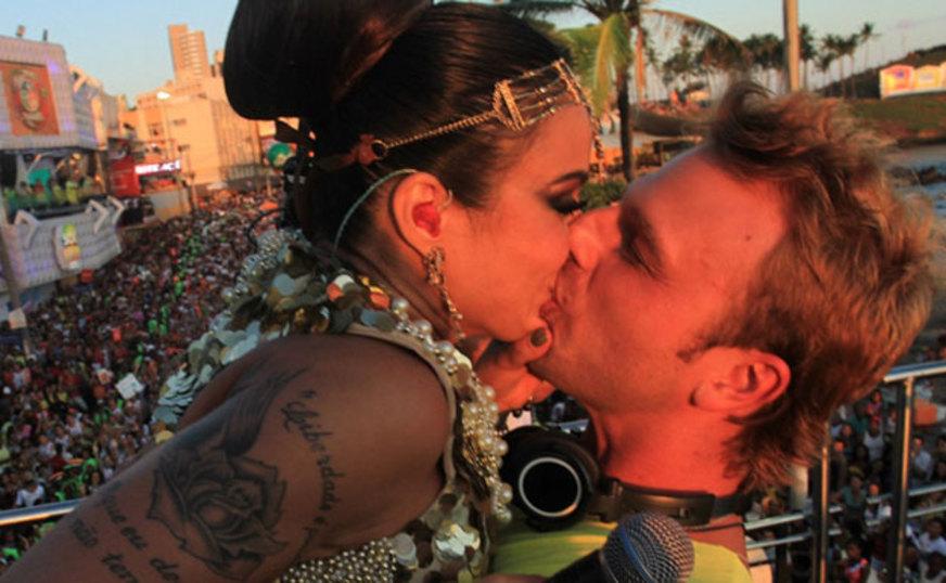 Cássio Reis beija Alinne Rosas em trio