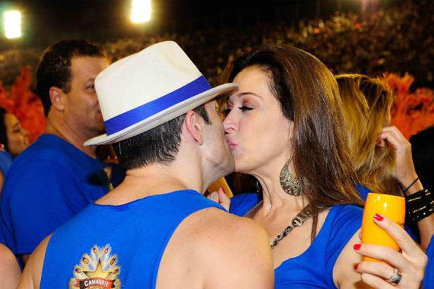 Claudia Raia beija ator de ‘Cabaret’ na Sapucaí