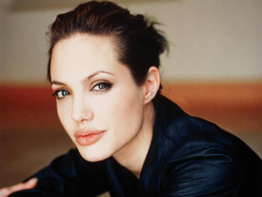Angelina Jolie afirma que é hora do mundo intervir na Síria