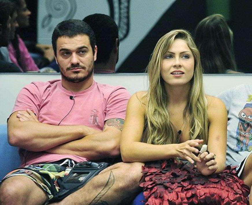 Clima esquentou entre Rafa e Renata e eles foram para debaixo do edredom